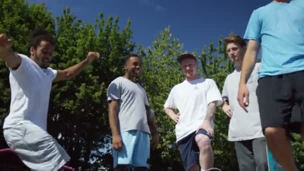 Друзья зависают в скейт-парке — стоковое видео
