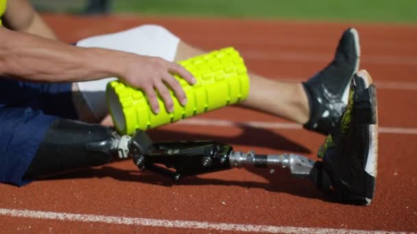 Atleta haciendo ejercicio de calentamiento — Vídeo de stock