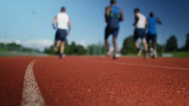 Atletas en entrenamiento en la pista de atletismo — Vídeo de stock