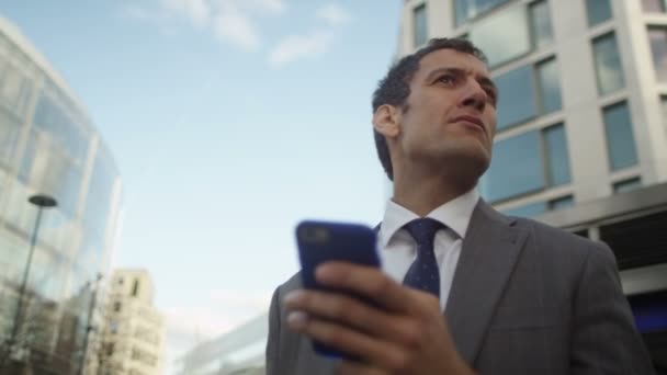 Homem de negócios usando smartphone — Vídeo de Stock