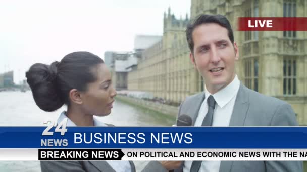 Wartawan berita mewawancarai pengusaha — Stok Video