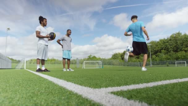 Joueurs de football montrant des compétences de ballon — Video