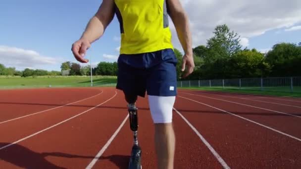 Atleet met prothetische been opwarmt — Stockvideo