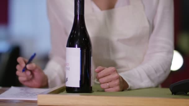 Şarap deposunda dükkâncı — Stok video