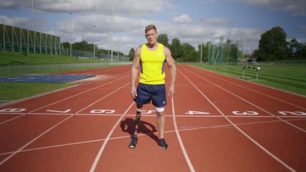 Спортсмен с протезной ногой на беговой дорожке — стоковое видео