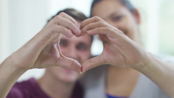 Couple faisant un cœur avec les mains — Video