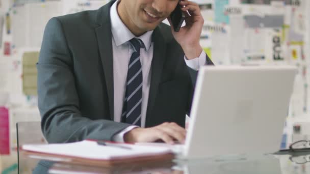 Businessman  working on laptop computer — Stock Video