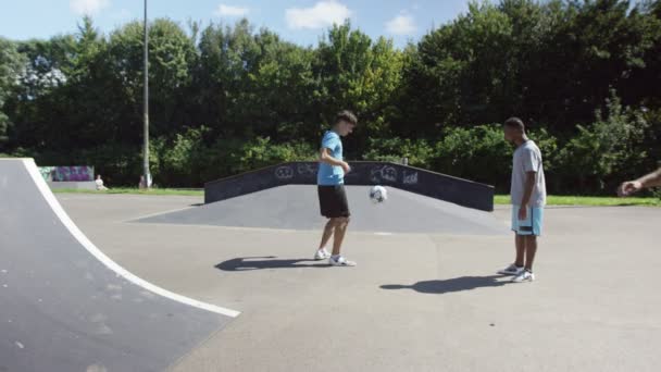 Voetballers pronken bal vaardigheden — Stockvideo