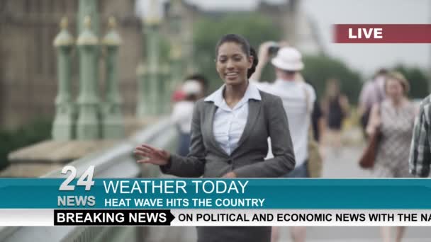 Weather reporter gör levande bit till kamera — Stockvideo