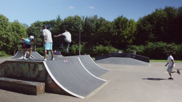 Vänner umgås på skateboardpark — Stockvideo