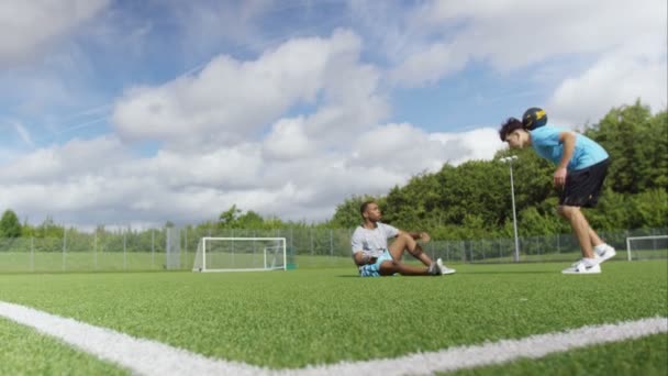 Jogadores de futebol mostrando habilidades de bola — Vídeo de Stock