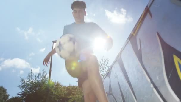 Hombre practicando habilidades de fútbol — Vídeo de stock