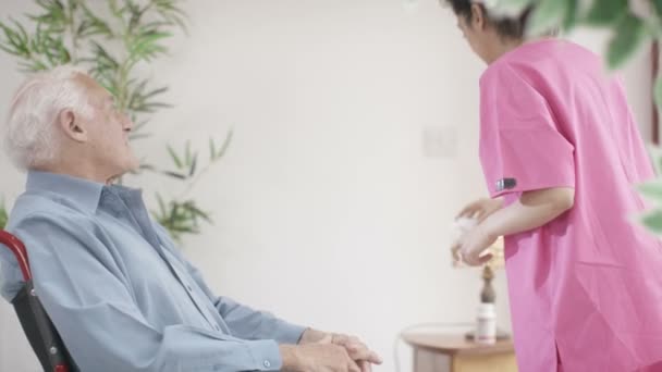 Медсестра утешает пожилого джентльмена — стоковое видео