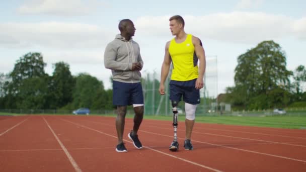Protézis láb dolgozik ki az edző — Stock videók