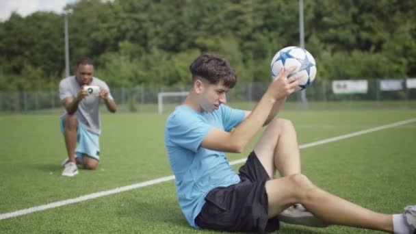 Voetballers pronken bal vaardigheden — Stockvideo