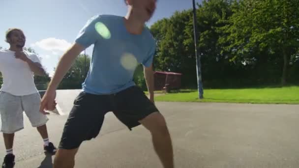 Jugadores de fútbol mostrando habilidades de pelota — Vídeo de stock