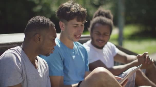 Amigos pasando el rato en el parque de skate — Vídeos de Stock