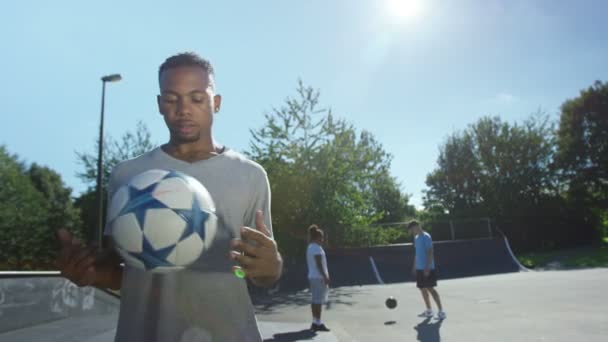 Joven sosteniendo una pelota de fútbol — Vídeo de stock