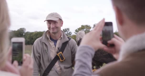 Visitantes aprendendo sobre uma águia careca — Vídeo de Stock