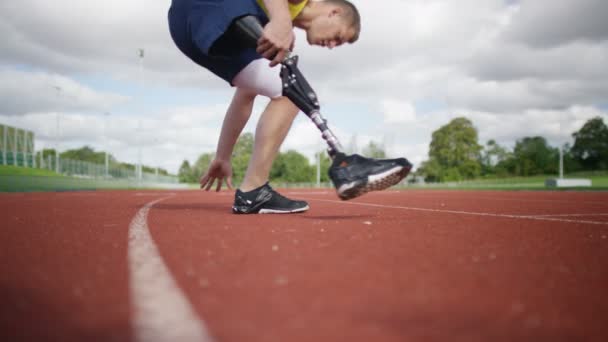 Idrottsman med protetiska ben på löparbanan — Stockvideo
