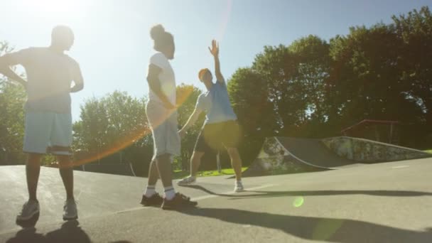 Dışarı asılı Skate park adlı arkadaş — Stok video