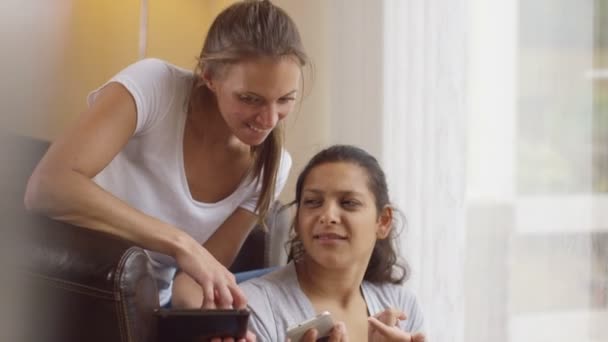 Gay feminino casal usando tecnologia — Vídeo de Stock