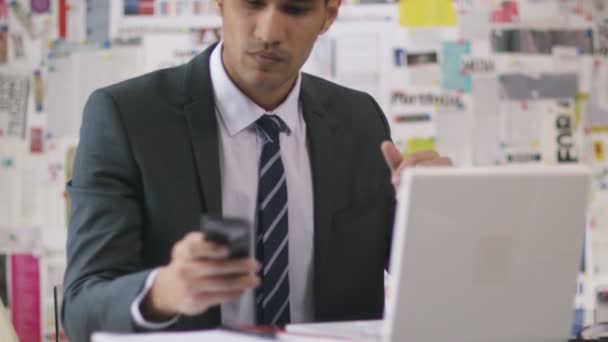 Homem de negócios trabalhando no computador portátil — Vídeo de Stock