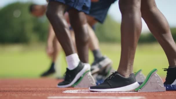 Atletas em pista de corrida — Vídeo de Stock