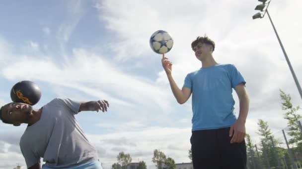 Fotbaloví hráči předvádí míč ovládat dovednosti