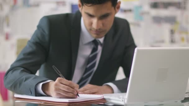 Homem de negócios trabalhando no computador portátil — Vídeo de Stock