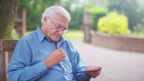 Hombre usando una tableta de ordenador — Vídeos de Stock