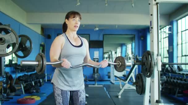 Entrenamiento de levantador de pesas femenino con pesas — Vídeos de Stock