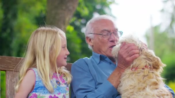 Nonno e nipote con cane — Video Stock