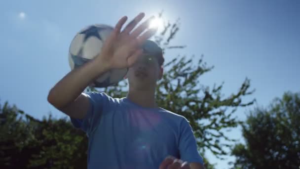 Spieler übt sich in Ballkontrolle — Stockvideo