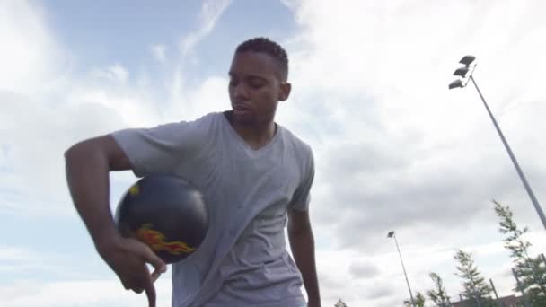 Спортивный игрок демонстрирует навыки управления мячом — стоковое видео