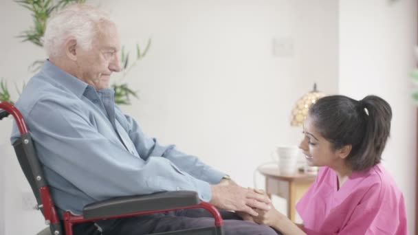 Verpleegkundige geruststellend oudere man — Stockvideo