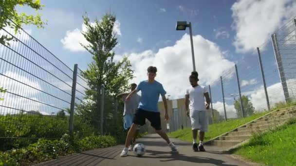 Amigos mostrando habilidades de fútbol — Vídeo de stock