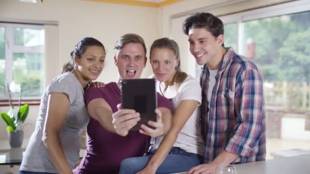 Friends pose to take a selfie — Stock Video