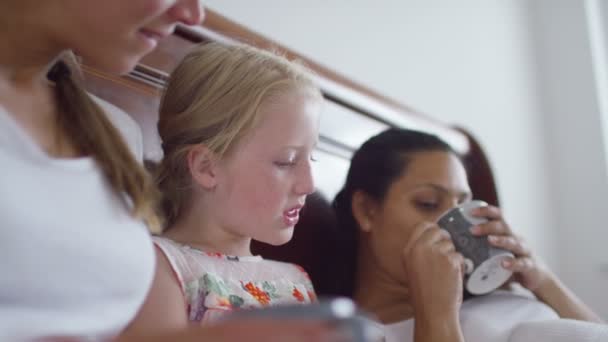 Gay female couple reading with daughter — Stock Video