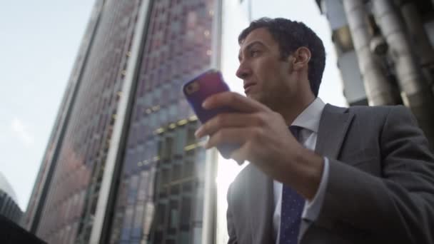 Homem de negócios usando smartphone — Vídeo de Stock