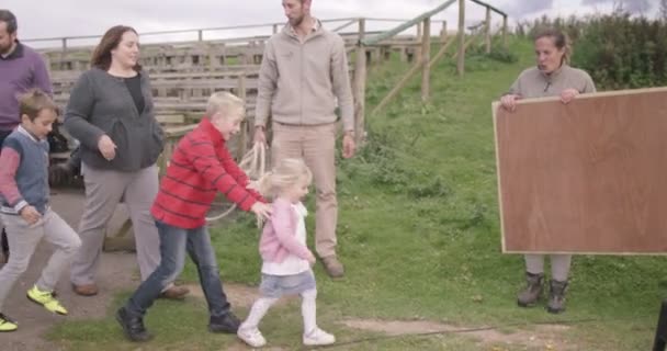 Los visitantes toman sus asientos para un paseo en tractor — Vídeo de stock