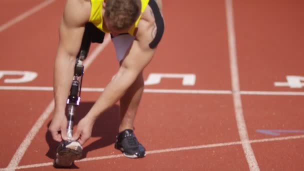 Atleta ajusta su pierna protésica — Vídeos de Stock