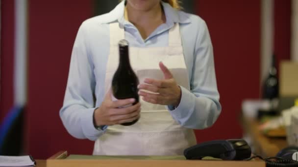 Lojista em loja de vinho — Vídeo de Stock