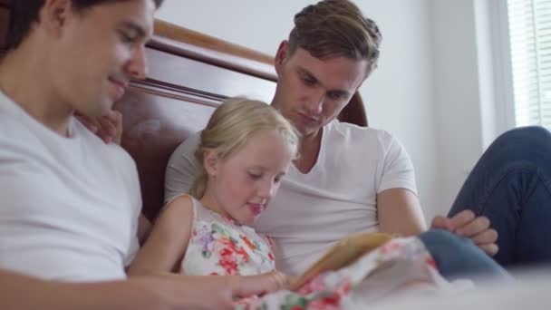 Gay coppia lettura con figlia — Video Stock