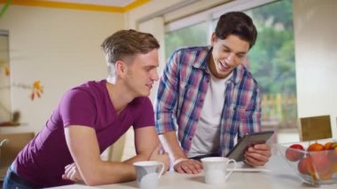 bilgisayar tablet ile gay çift