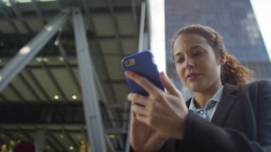 bir selfie ile smartphone alarak iş kadını 