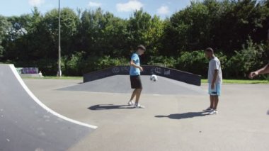 futbol oyuncuları top becerileri gösterilen