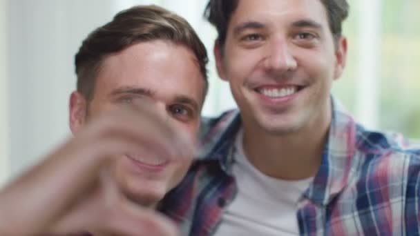 Gay masculino casal fazendo um coração — Vídeo de Stock