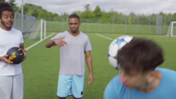 Voetballers pronken bal vaardigheden — Stockvideo