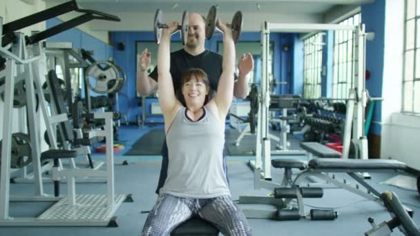 Entrenamiento de levantador de pesas femenino con pesas — Vídeos de Stock